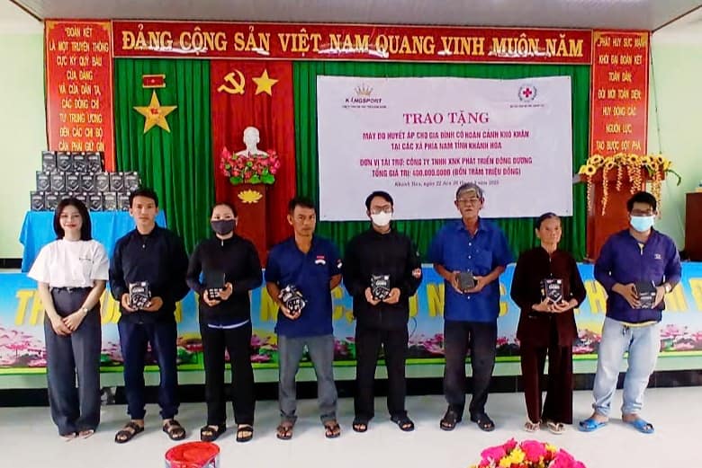 Hội Chữ thập đỏ tỉnh Khánh Hòa trao tặng 500 máy đo huyết áp cho gia đình có hoàn cảnh khó khăn tại các xã phía Nam